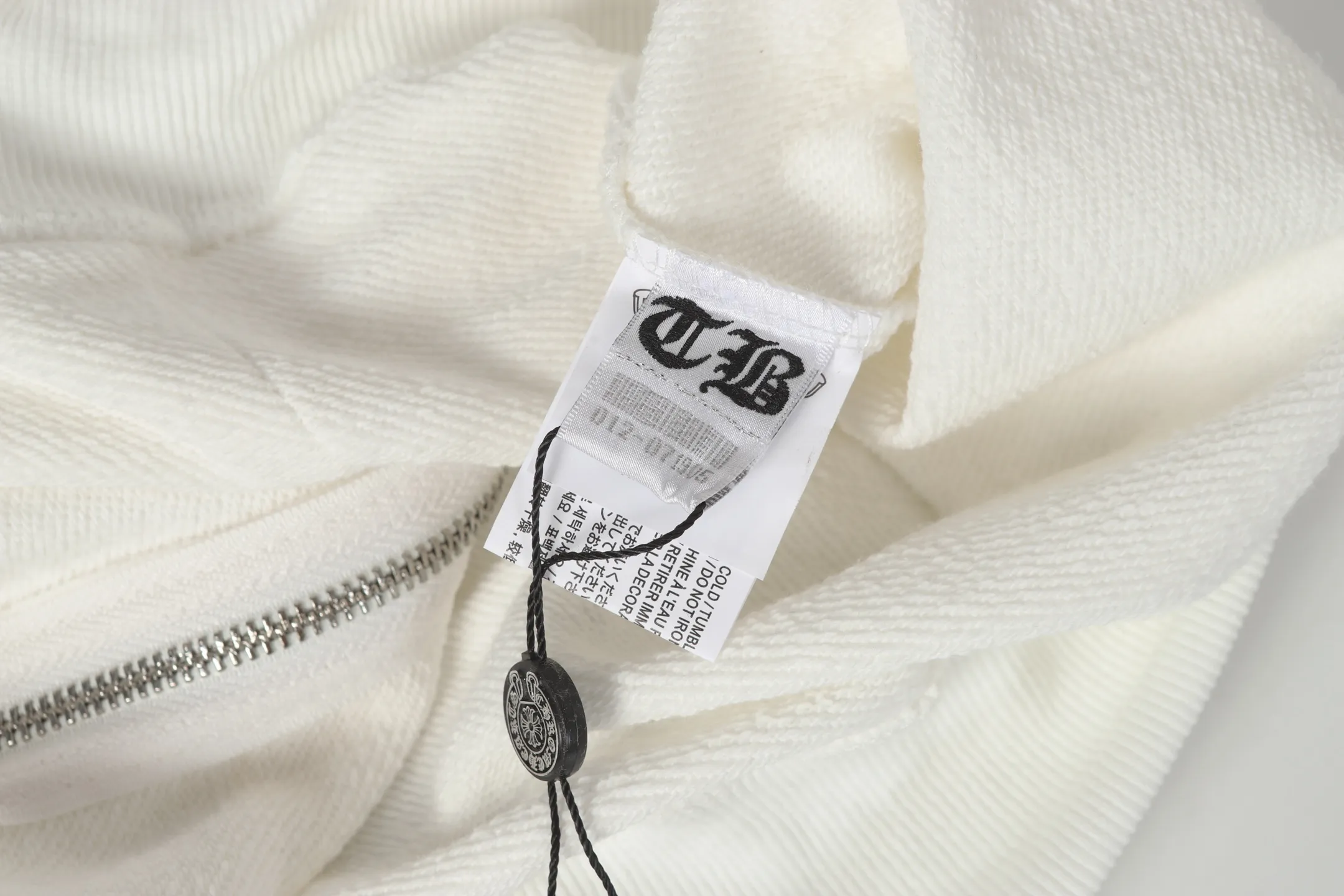 P250 cross-border model, please do not place an order if you are pursuing quality - Chrome Hearts/Chrome Heart Big Tongue👅 Printed Flower Arm Zipper Sweater Cardigan Jacket - High weight, high density and high quality. The wool is soft, delicate and skin-friendly. It feels soft and silky. It has excellent warmth and skin-friendly properties. - Custom-woven and dyed, no color difference. No matter the fabric or workmanship details, it beats the ordinary version on the market. - Hardware and zipper accessories are all customized, full of details - Color: black white -Size: S M L XL